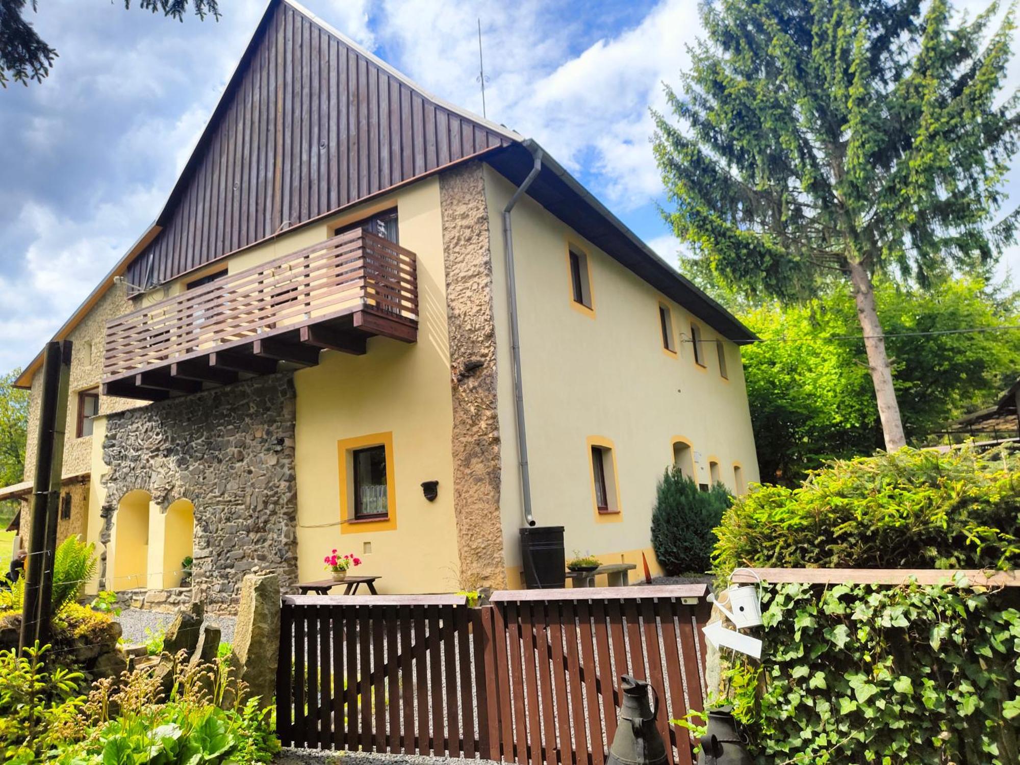 Bed And Breakfast Tvrz Velká Bukovina Eksteriør bilde